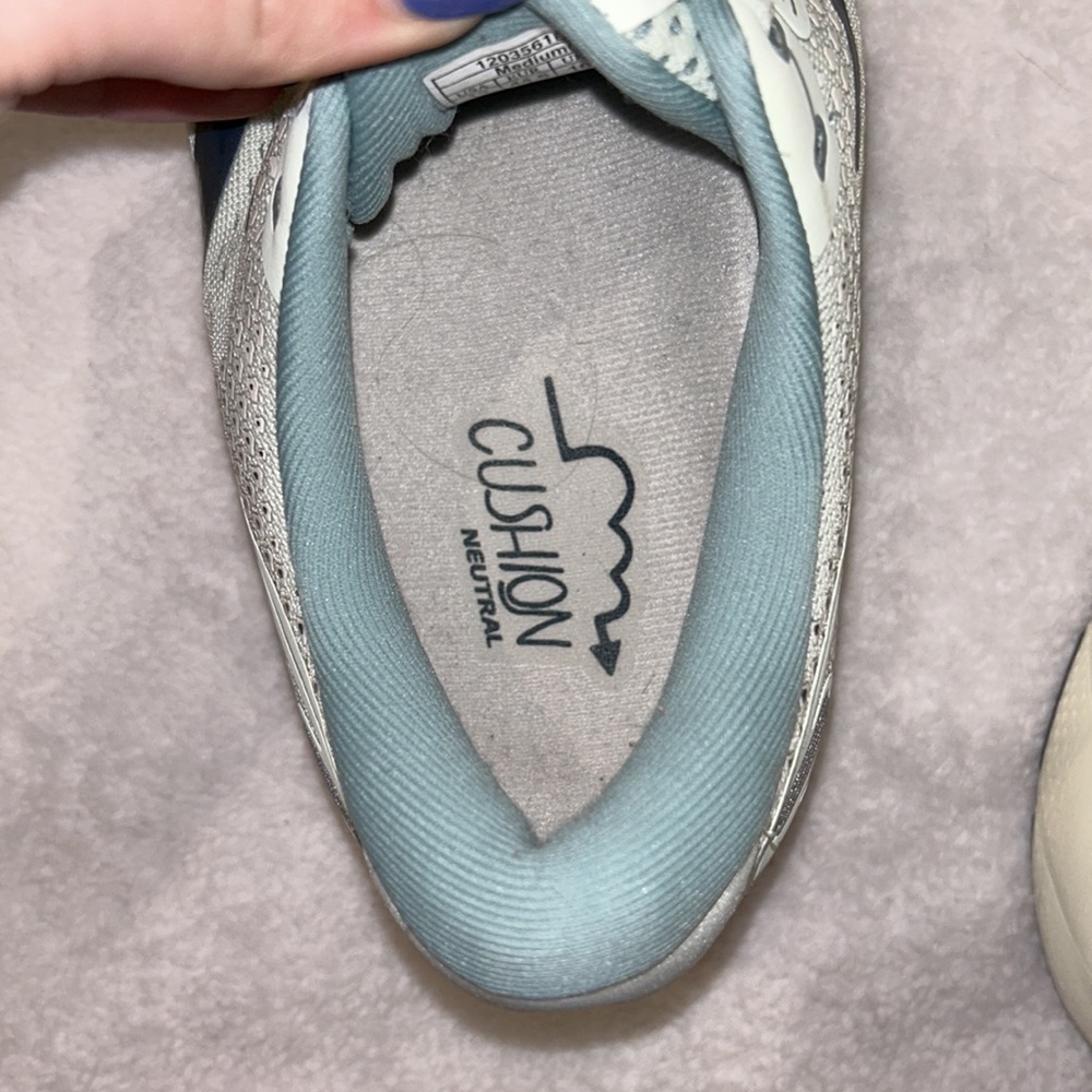 NWOT Brooks Sneakers - Picture 6 of 7